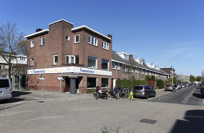914119 Gezicht op de panden Pieter Nieuwlandstraat 26 -hoger te Utrecht, met links de hoek met de Bosschastraat.